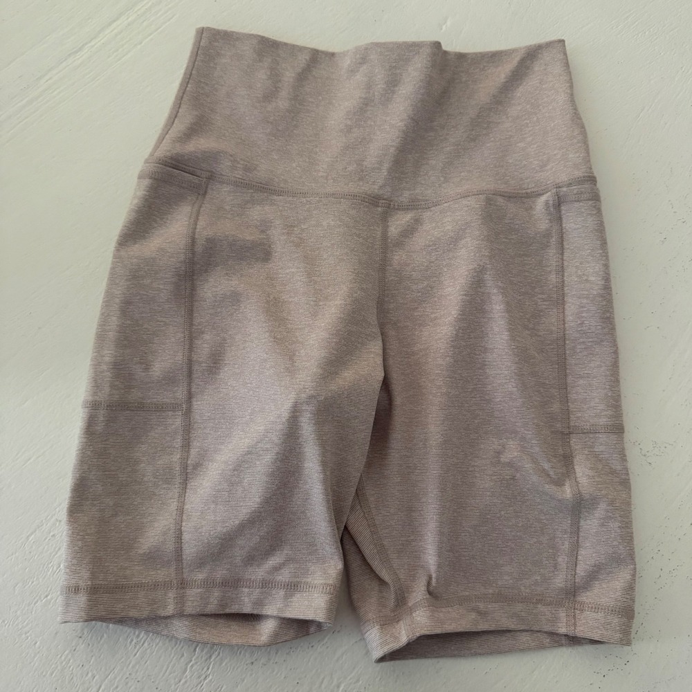 Vuori Studio Pocket Short High Rise Biker Shorts sz Small fitted activewear